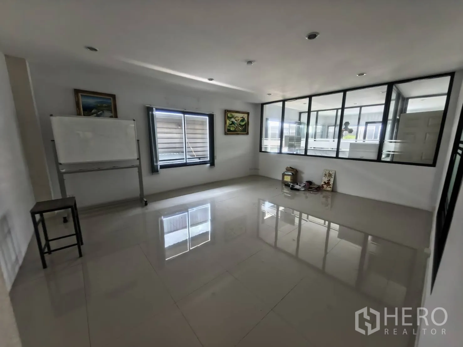 Warehouse for rent in Bang Sao Thong, Samut Prakan - Meeting or training room with tiled floor and glass partition.