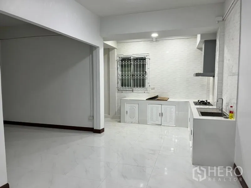 ทาวน์เฮาส์ ให้เช่าในDin Daeng, Bangkok - มุมพื้นที่เปิดโล่งติดหน้าต่างเหล็กดัดเชื่อมกับครัวบิลต์อิน.