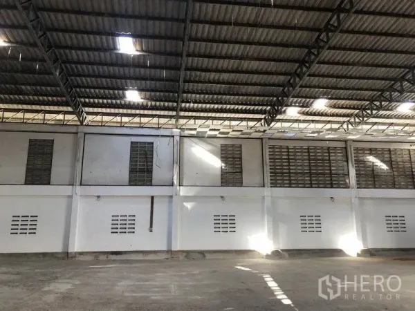 คลังสินค้า ให้เช่าในKhlong Sam Wa, Bangkok - ผนังด้านข้างโกดัง โครงหลังคาเหล็กพร้อมสกายไลต์รับแสงธรรมชาติ