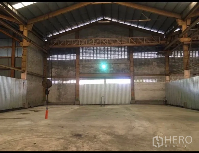 โรงงาน ให้เช่าในMueang Samut Prakan, Samut Prakan - ภายในโรงงานเพดานสูง โครงเหล็ก และคานเครนเหนือศีรษะ พร้อมพื้นที่ผลิตโล่ง