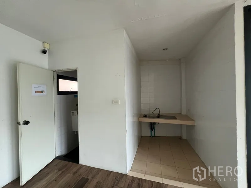带办公室的家 出租在Phra Khanong, Bangkok - 茶水间区域，内置水槽，旁边是卫生间门。