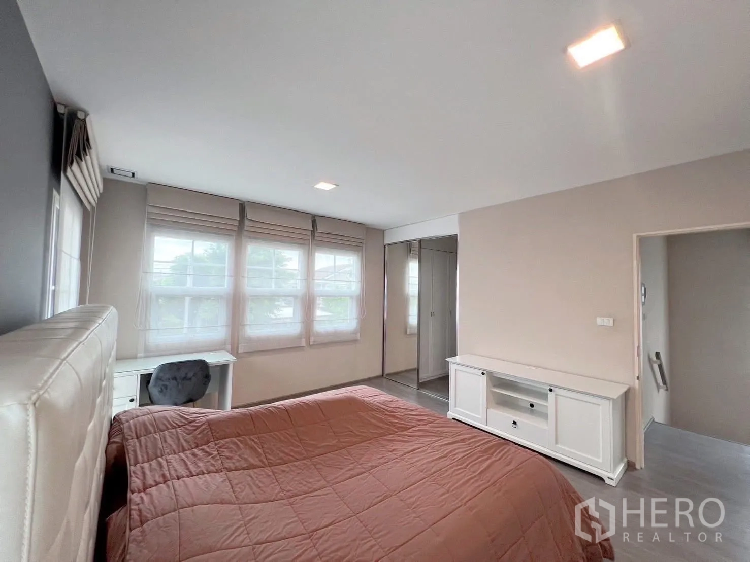 独立式住宅 出租或出售在Bang Phli, Samut Prakan - 主卧视角，镜面推拉衣柜与电视柜