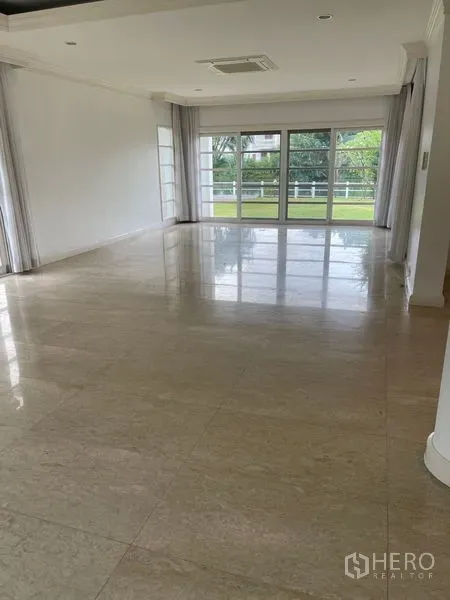 Detached House for rent in Bang Phli, Samut Prakan - Bright open living area with marble floors and sliding glass doors to the garden.