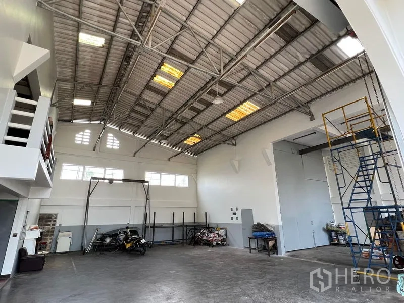 คลังสินค้า ให้เช่าในThung Khru, Bangkok - ฮอลล์โกดังสว่าง มีช่องแสง ช่องลม ชั้นวางของ และโครงหลังคาเหล็ก