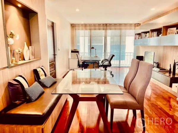 สำนักงานที่บ้าน ให้เช่าในKhlong Toei, Bangkok - โซนอยู่และทำงานแบบโอเพ่นพร้อมโต๊ะรับประทานอาหารกระจก เบาะบิลท์อิน และหน้าต่างระเบียง