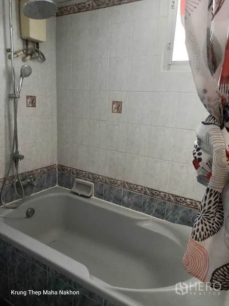 คอนโด ให้เช่าในWatthana, Bangkok - ห้องน้ำปูกระเบื้องพร้อมอ่างอาบน้ำ ฝักบัว และหน้าต่างบานเล็ก