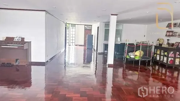 บ้าน ขายในHuai Khwang, Bangkok - ห้องนั่งเล่นเปิดโล่งขนาดใหญ่ พื้นปาร์เกต์เงางาม ผนังสีขาว ไฟดาวน์ไลท์ และตู้บิวท์อิน