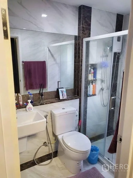 Detached House for sale in Bueng Kum, Bangkok - Modern bathroom with glass-enclosed shower, vanity and toilet.
