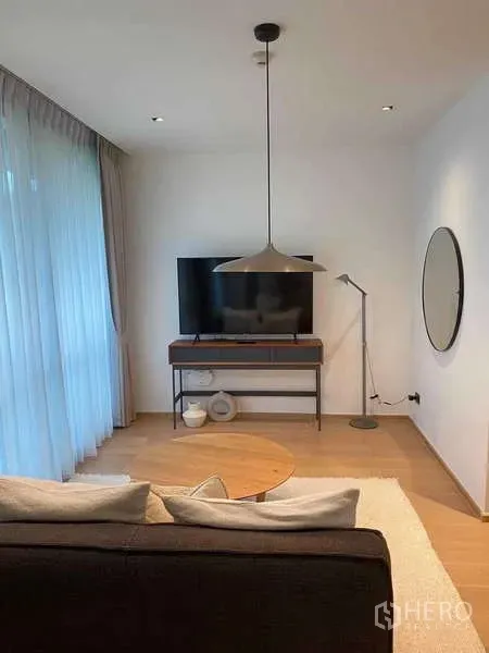 公寓 出租在Watthana, Bangkok - 客厅设电视柜、吊灯、落地灯与透光窗帘