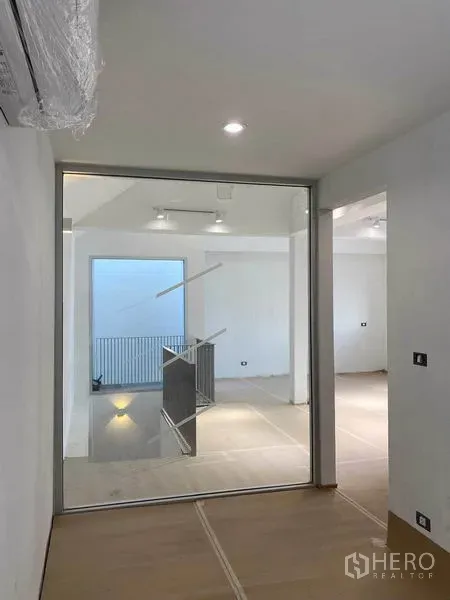 สำนักงานที่บ้าน ให้เช่าในPhra Khanong, Bangkok - ห้องทำงานกั้นกระจก มองเห็นบันไดและพื้นที่โอเพ่นด้านล่าง