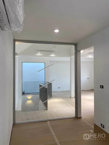 สำนักงานที่บ้าน ให้เช่าในPhra Khanong, Bangkok - ห้องทำงานกั้นกระจก มองเห็นบันไดและพื้นที่โอเพ่นด้านล่าง