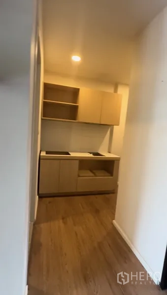 零售空间 出租在Bang Na, Bangkok - 卫生间，现代洁具与白色石纹墙面，带自然采光窗。