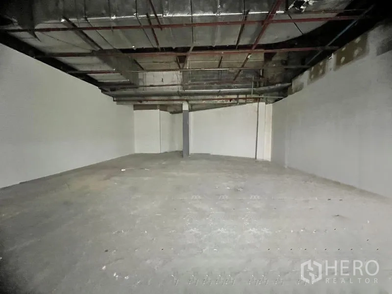 零售空间 出租在Khlong Toei, Bangkok - 开放式大空间，裸露管线天花与未完成的混凝土地面。