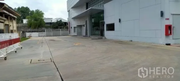 Warehouse for rent in Bang Sue, Bangkok - Wide concrete yard and driveway allowing easy truck circulation beside the warehouse office.