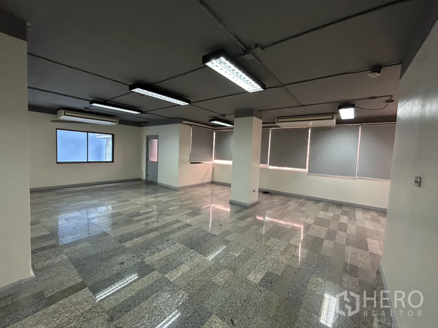 ออฟฟิศ for rent in Khlong Toei, Bangkok - มุมมองพื้นที่ทำงานกว้าง มีหน้าต่าง เครื่องปรับอากาศหลายจุด และพื้นกระเบื้องสีเทา