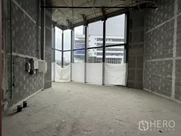 พื้นที่ขายปลีก ให้เช่า - ยูนิตค้าปลีกขนาด 46 ตร.ม. กระจกเต็มบานและผนังก่ออิฐ พร้อมให้ผู้เช่าตกแต่ง