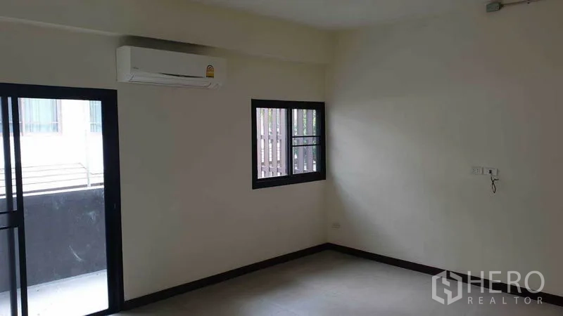 ทาวน์เฮาส์ ให้เช่าหรือขายในKhlong Toei, Bangkok - มุมห้องนอนมีประตูออกระเบียงและหน้าต่าง ติดแอร์