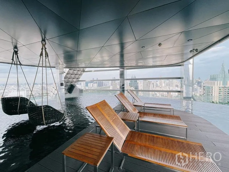 คอนโด ให้เช่าในRatchathewi, Bangkok - สระว่ายน้ำอินฟินิตี้บนดาดฟ้าพร้อมเตียงอาบแดดและชิงช้า ชมวิวสกายไลน์