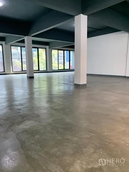 อาคารพาณิชย์ ให้เช่าในKhlong Toei, Bangkok - โถงพื้นที่กว้างมีเสาค้ำและกระจกบานใหญ่ เหมาะทำโชว์รูมหรือโซนรับประทานอาหาร