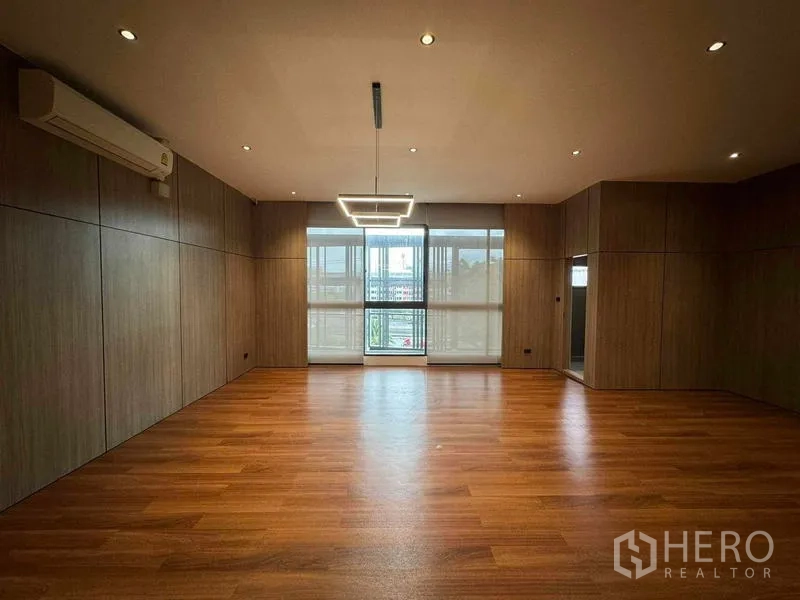 Home Office for rent or sale in Bang Phli, Samut Prakan - Open room with pendant light, AC unit and wide windows fitted with blinds.