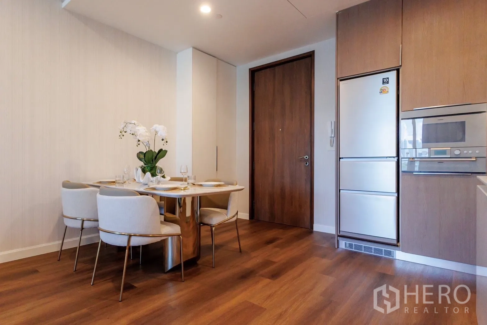 公寓 for rent or sale in Pathum Wan, Bangkok - 餐区位于入户门旁，配一体化冰箱。