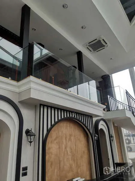 零售空间 出租 - 红色帘幕与天鹅绒卡座，氛围照明