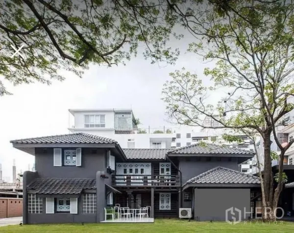 พื้นที่ขายปลีก ให้เช่าในKhlong Toei, Bangkok - อาคารเดี่ยวสองชั้นหลังคากระเบื้องพร้อมสนามหญ้า ย่านสุขุมวิท