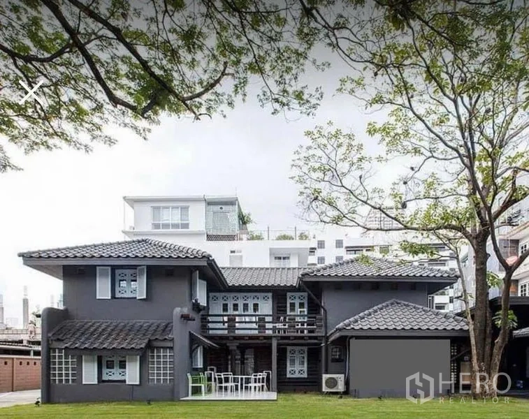 พื้นที่ขายปลีก ให้เช่าในKhlong Toei, Bangkok - อาคารเดี่ยวสองชั้นหลังคากระเบื้องพร้อมสนามหญ้า ย่านสุขุมวิท