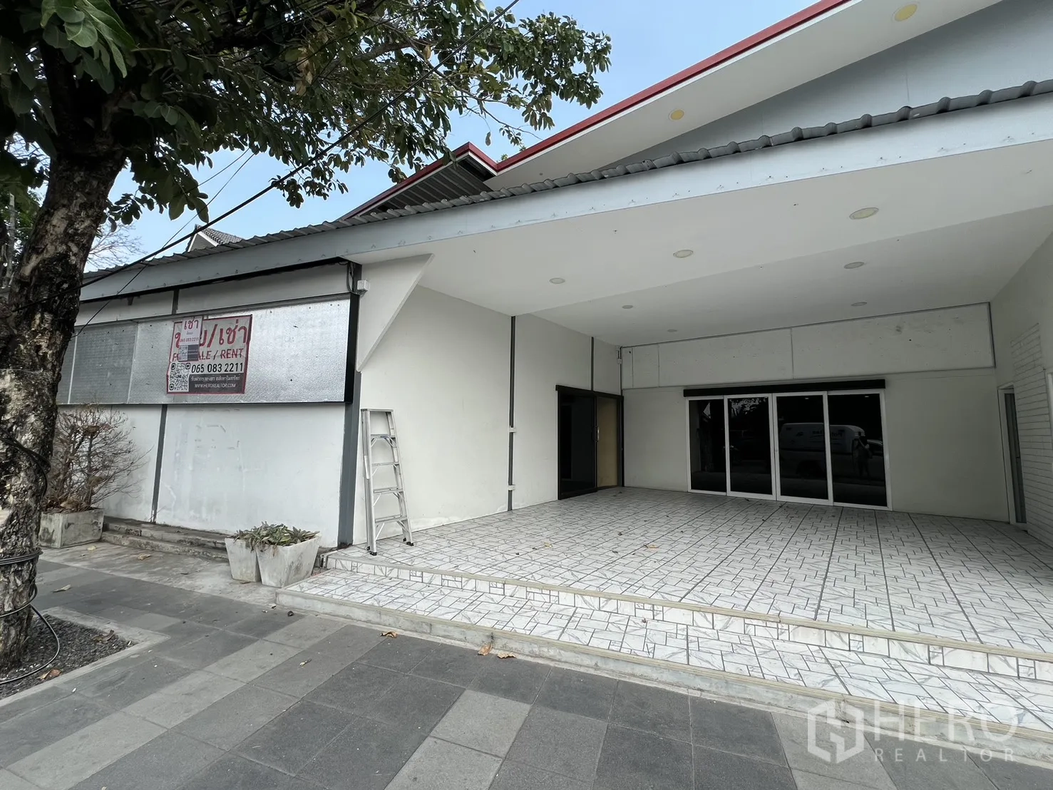 零售空间 for rent in Bueng Kum, Bangkok - 正立面带遮蔽露台，大幅玻璃门，路边成荫大树。