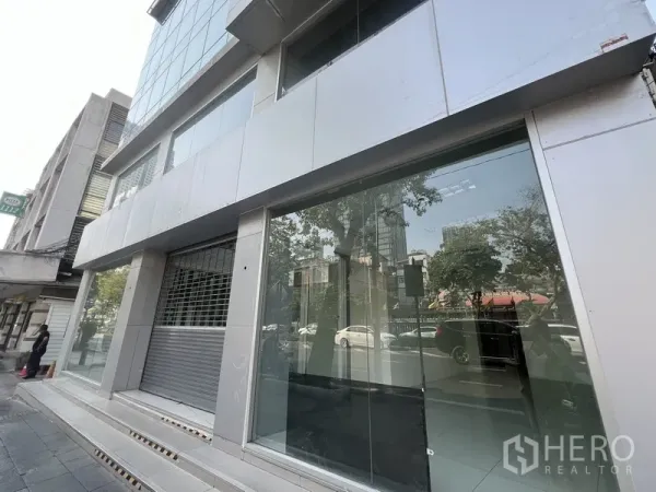 พื้นที่ขายปลีก ให้เช่าในBang Rak, Bangkok - หน้าร้านกระจกติดถนน กระจกโชว์สินค้าบานกว้าง พร้อมประตูม้วนรักษาความปลอดภัย