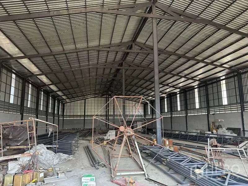 工厂 出租在Phan Thong, Chon Buri - 工业大厅，挑高屋顶与天窗、钢结构，适合生产或仓储。
