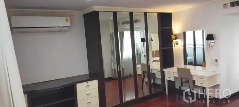 คอนโด ให้เช่าในWatthana, Bangkok - ห้องนอนพร้อมตู้เสื้อผ้าบานกระจกและโต๊ะเครื่องแป้งบิลท์อิน