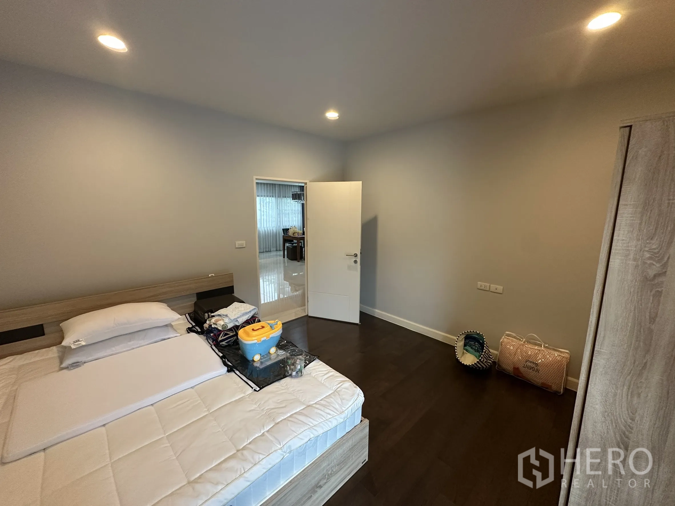 บ้าน ให้เช่าในLam Luk Ka, Pathum Thani - ห้องนอนแขกพร้อมเตียง ตู้เสื้อผ้า และมุมมองสู่โถง