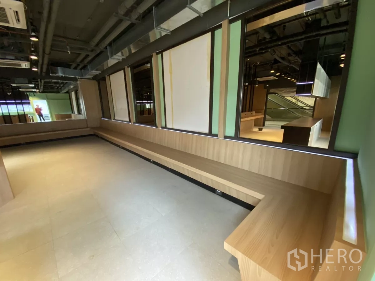 零售空间 出租 - 店内L形长椅与镜面墙