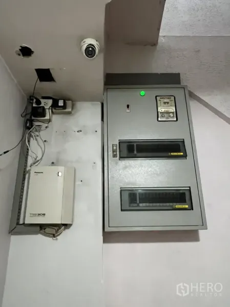 อาคารพาณิชย์ ให้เช่าในKhlong Toei, Bangkok - ตู้ควบคุมไฟฟ้าและกล้องวงจรปิดภายในอาคาร