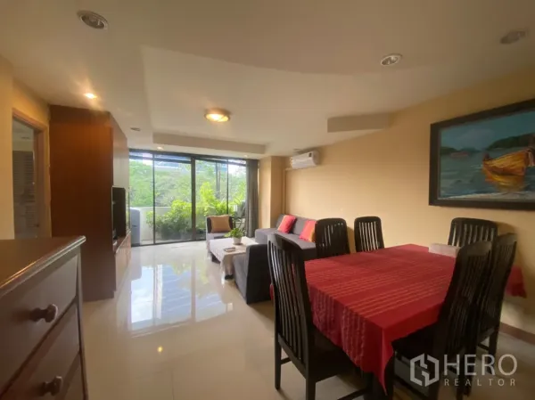 คอนโด ให้เช่าในPhaya Thai, Bangkok - พื้นที่นั่งเล่นแบบโอเพ่นพร้อมประตูกระจกเต็มบานและระเบียงมีต้นไม้