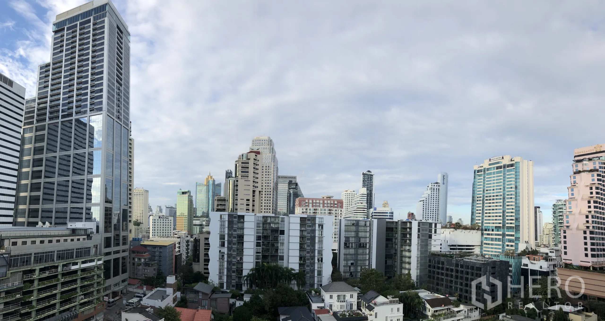 คอนโด ให้เช่าในKhlong Toei, Bangkok - วิวพาโนรามาตึกสูงจากระเบียงคอนโดในเขตคลองเตย