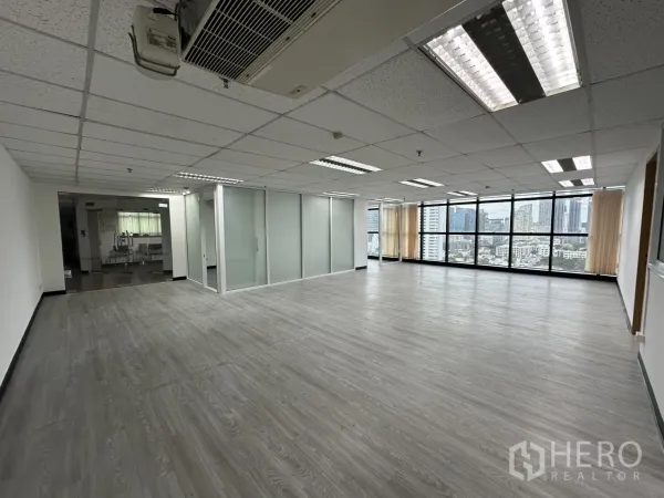 สำนักงาน ให้เช่าในWatthana, Bangkok - ออฟฟิศให้เช่า 135 ตร.ม. ใกล้ BTS เอกมัย พื้นที่เปิดโล่ง แอร์แบบแยกส่วน ห้องกั้นกระจกฝ้า และหน้าต่างวิวเมืองกว้าง