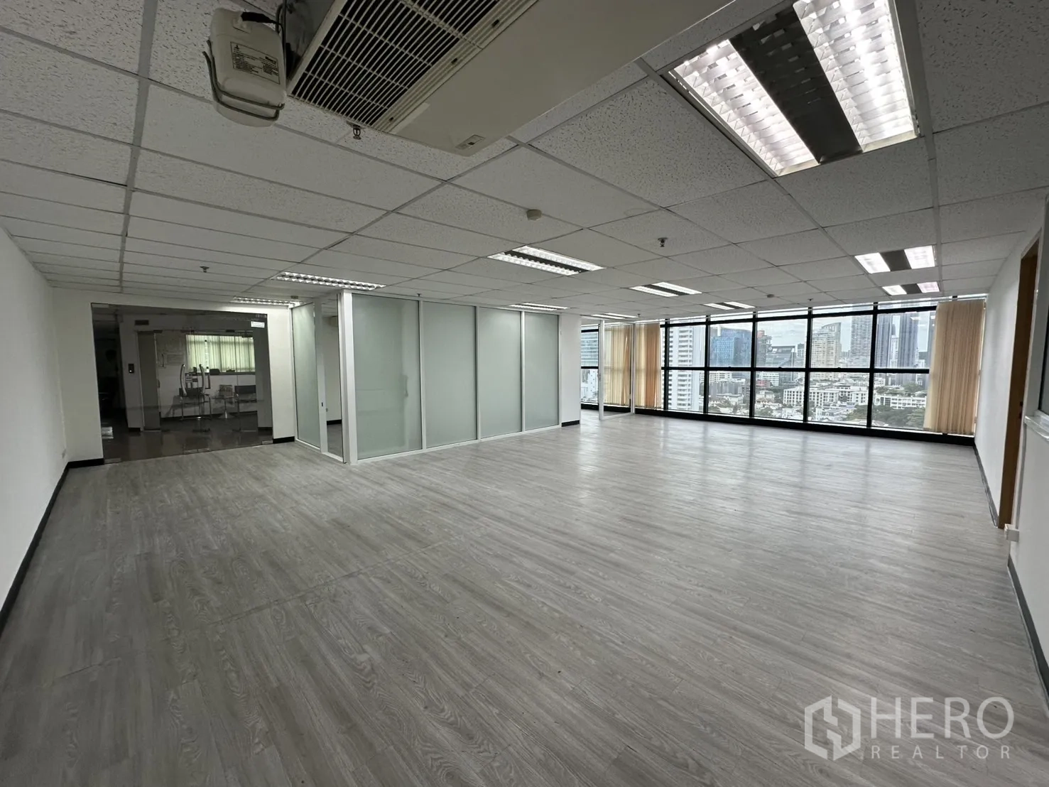 สำนักงาน ให้เช่าในWatthana, Bangkok - ออฟฟิศให้เช่า 135 ตร.ม. ใกล้ BTS เอกมัย พื้นที่เปิดโล่ง แอร์แบบแยกส่วน ห้องกั้นกระจกฝ้า และหน้าต่างวิวเมืองกว้าง