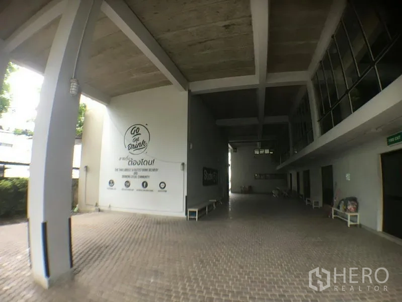 办公空间 出租在Phra Khanong, Bangkok - 一层架空通道与入口空间。