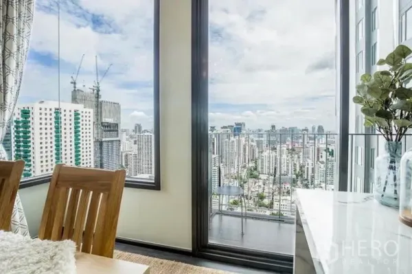 คอนโด ให้เช่าหรือขายในWatthana, Bangkok - หน้าต่างสูงจรดพื้นและระเบียง มองเห็นวิวสกายไลน์กรุงเทพฯกว้างไกล