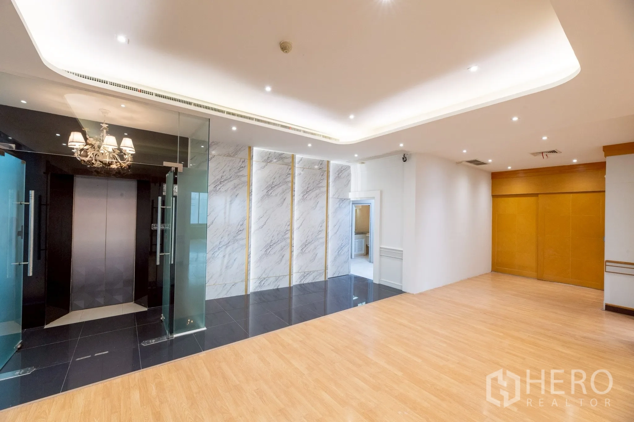 สำนักงาน ให้เช่าในWang Thonglang, Bangkok - ล็อบบี้ลิฟต์ ผนังลายหินอ่อน ประตูกระจก และพื้นไม้