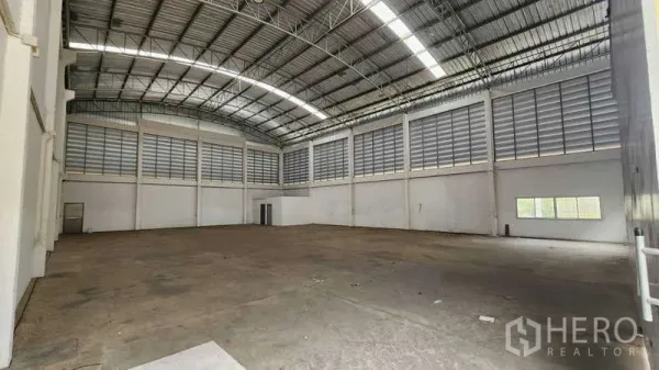 货栈 出租在Ban Phaeo, Samut Sakhon - 仓库内部宽敞，拱形钢结构屋顶，通风百叶，混凝土地面