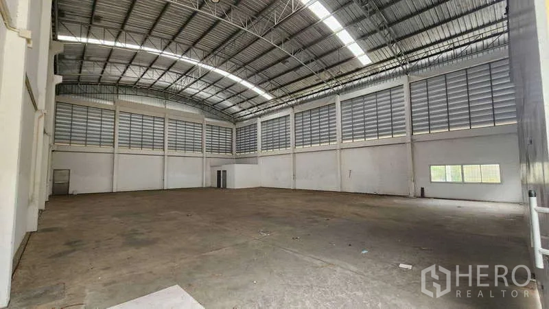 货栈 出租在Ban Phaeo, Samut Sakhon - 仓库内部宽敞，拱形钢结构屋顶，通风百叶，混凝土地面