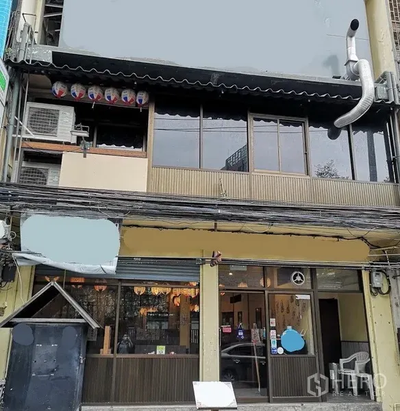 อาคารพาณิชย์ ให้เช่าในWatthana, Bangkok - อาคารพาณิชย์ติดถนนในเขตวัฒนา หน้ากระจกบานใหญ่ ชั้นบนมีหน้าต่างและท่อดูดควัน เหมาะเปิดร้านอาหาร