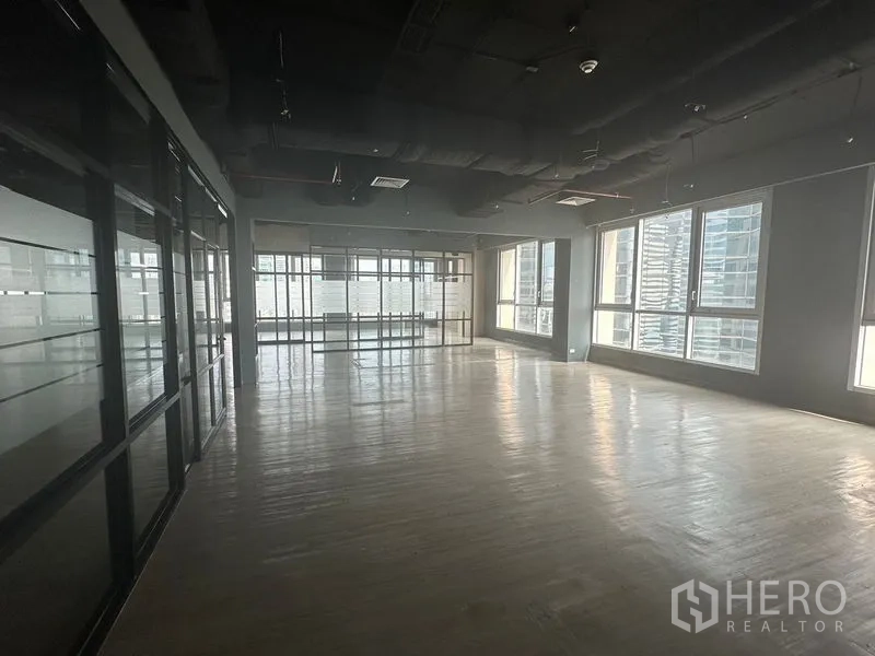 办公空间 出租在Bang Rak, Bangkok - 明亮转角办公区，多扇窗与深色天花