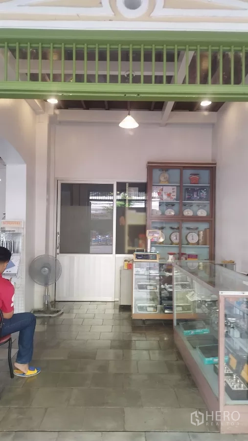 零售空间 出租在Bangkok - 店面后区设玻璃柜与服务台，吊灯照明良好。