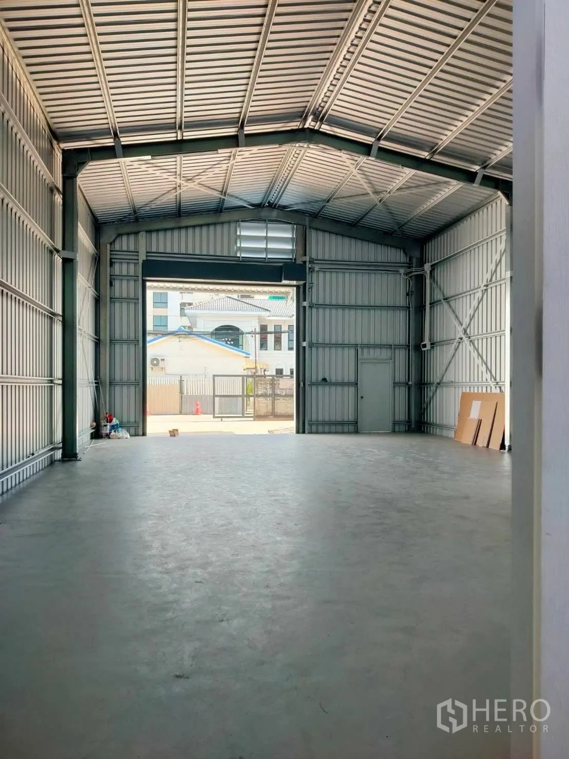 โกดัง for rent in Lat Phrao, Bangkok - โถงโกดังยาวหลังคาทรงจั่ว พร้อมช่องเปิดด้านหน้าขนาดกว้าง