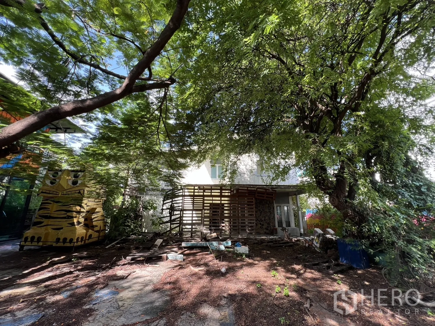 Detached House for rent in Watthana, Bangkok - Shaded garden courtyard between buildings with mature trees.