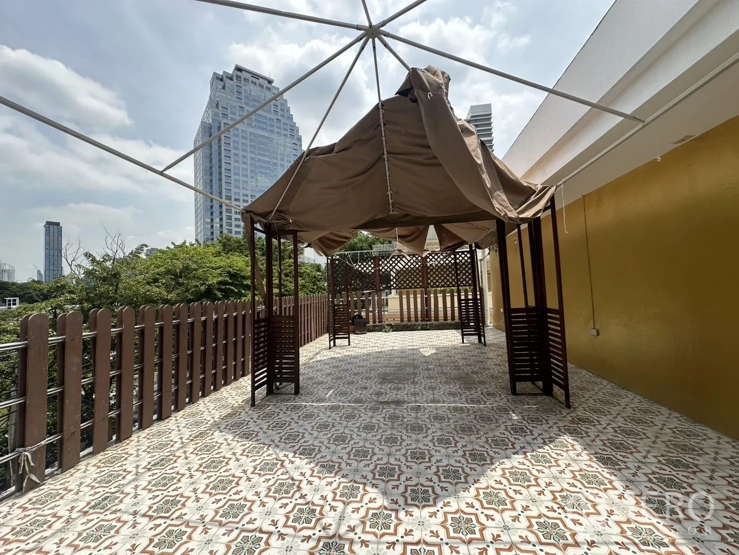 พื้นที่ขายปลีก ให้เช่าในBang Rak, Bangkok - ระเบียงกว้างปูกระเบื้องลาย มองเห็นวิวสกายไลน์เมือง